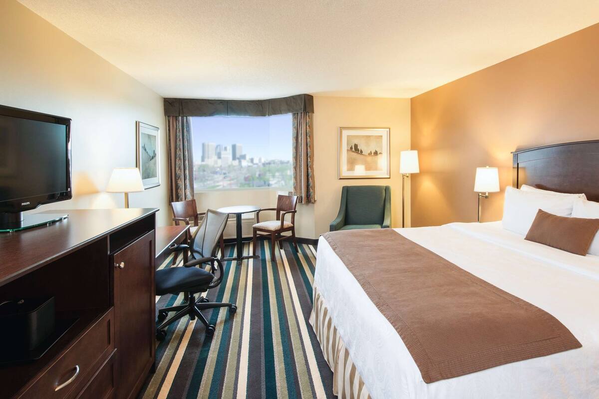 standard room, 1 king bed, non smoking, refrigerator | 1 bedroom, premium bedding, pillow-top beds, desk