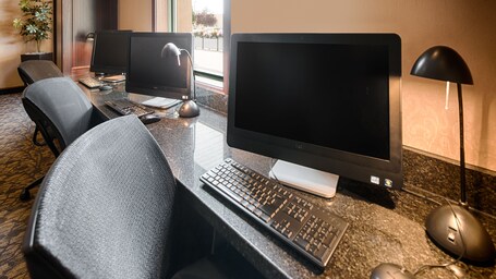 Best Western Plus Winnipeg Airport Hotel - Image 9