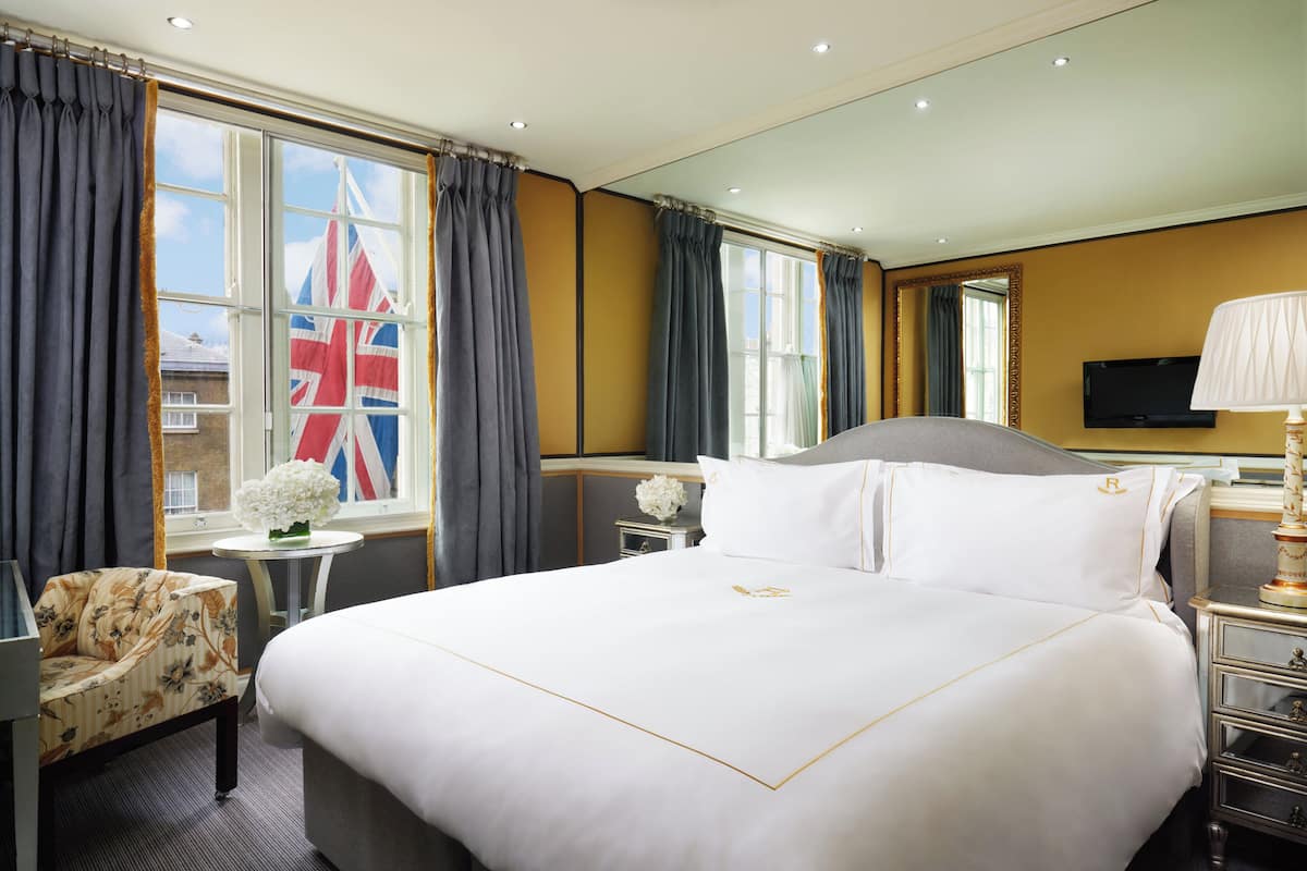 غرفة مزدوجة كلاسيكية (4) Royal Mews View) | أغطية فراش متميزة وألحفة محشوة بالريش وخزنة داخل الغرفة ومكتب