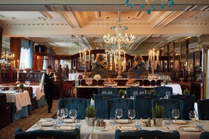 2 restaurants; breakfast, lunch, dinner, and brunch served - The Rubens at the Palace (London)