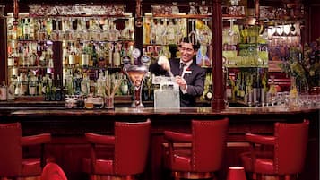 4 barer/lounger, champagnebar och cocktailbar