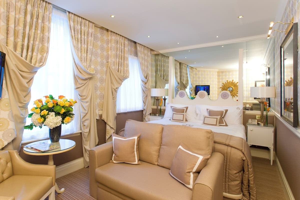 Executive-værelse - 1 kingsize-seng | Premium-sengetøj, dundyner, pengeskab på værelset, individuelt design