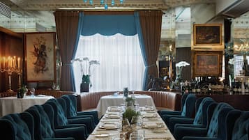 2 restaurants; breakfast, lunch, dinner and brunch served
