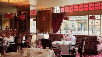 4 bars/lounges, Champagne bar, cocktail bar