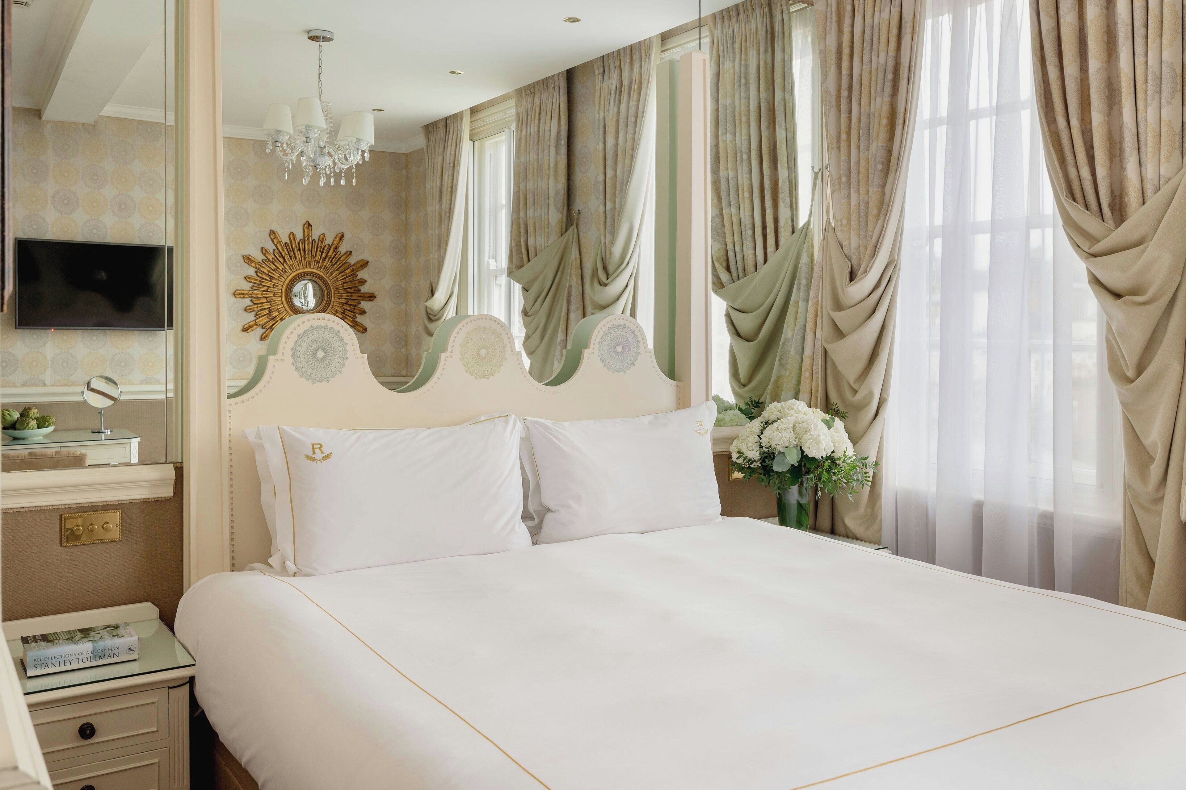 Room, 1 King Bed (Royal Mews View)