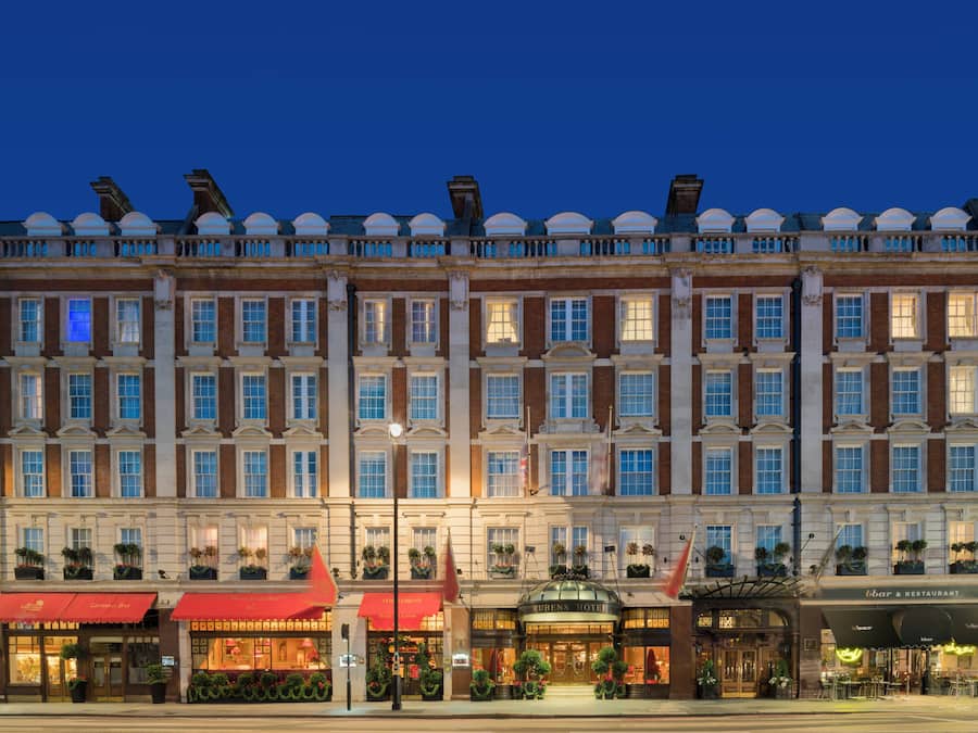 Un grande e storico hotel con diversi piani, caratterizzato da uno stile architettonico classico, con finestre simmetriche e un ingresso centrale.
