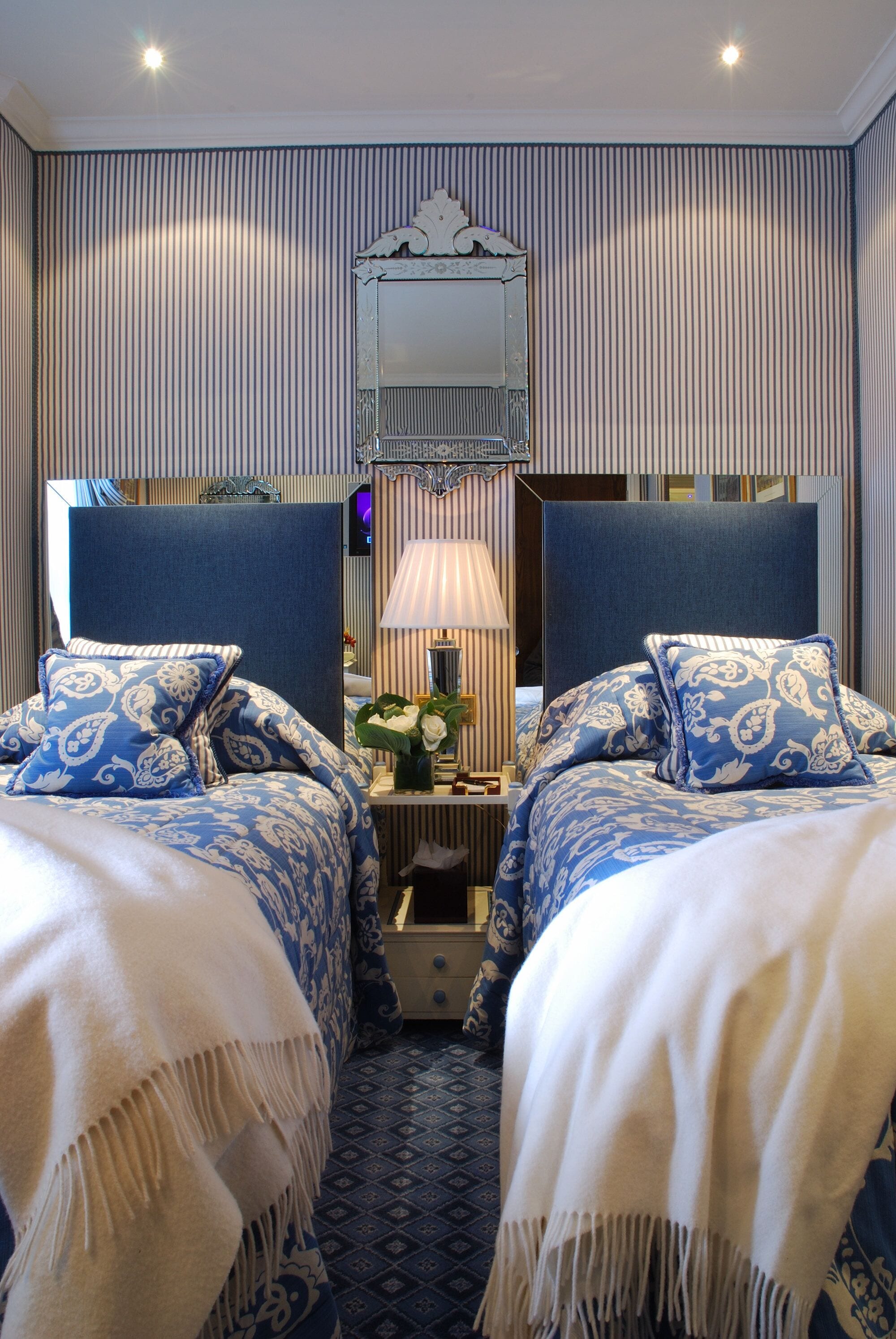 高级双床房 | 高档床上用品、羽绒被、客房内保险箱、特色装修