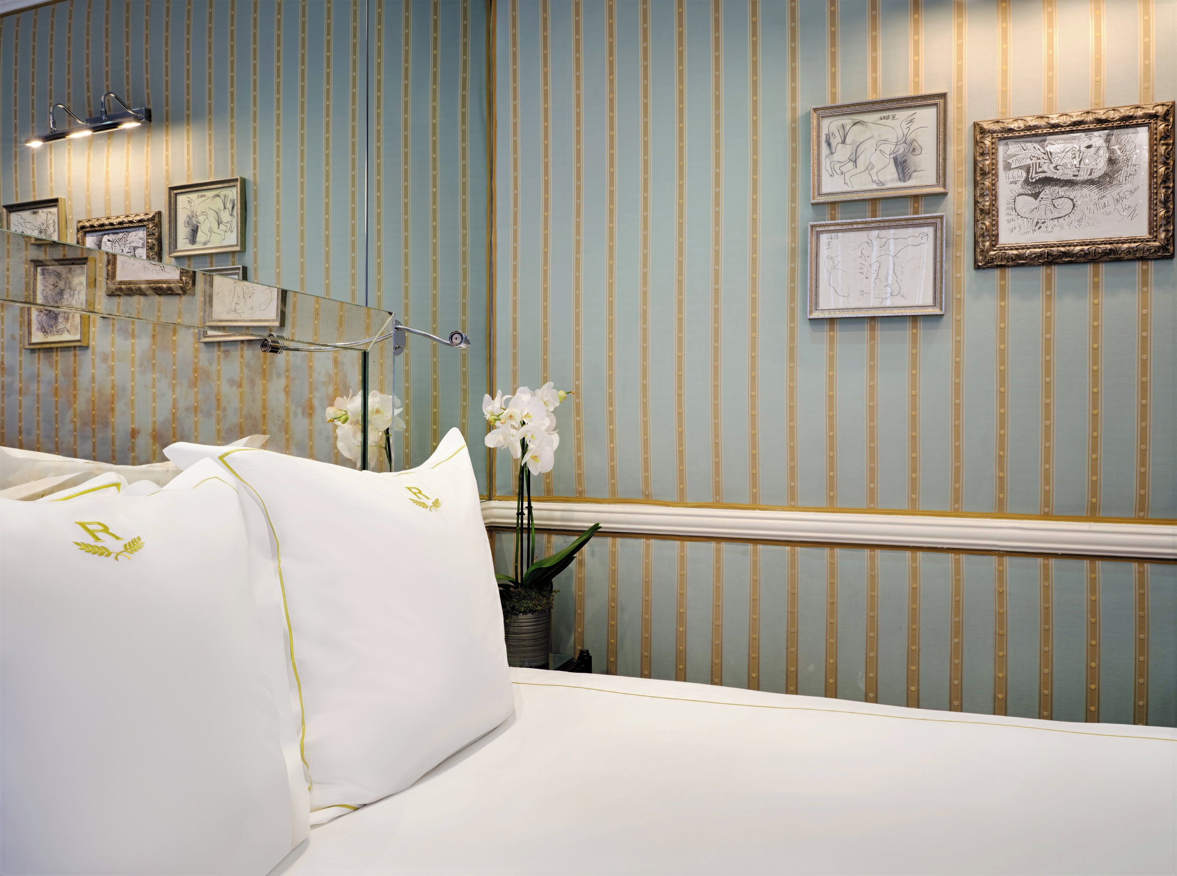 经典双人房 | 高档床上用品、羽绒被、客房内保险箱、特色装修