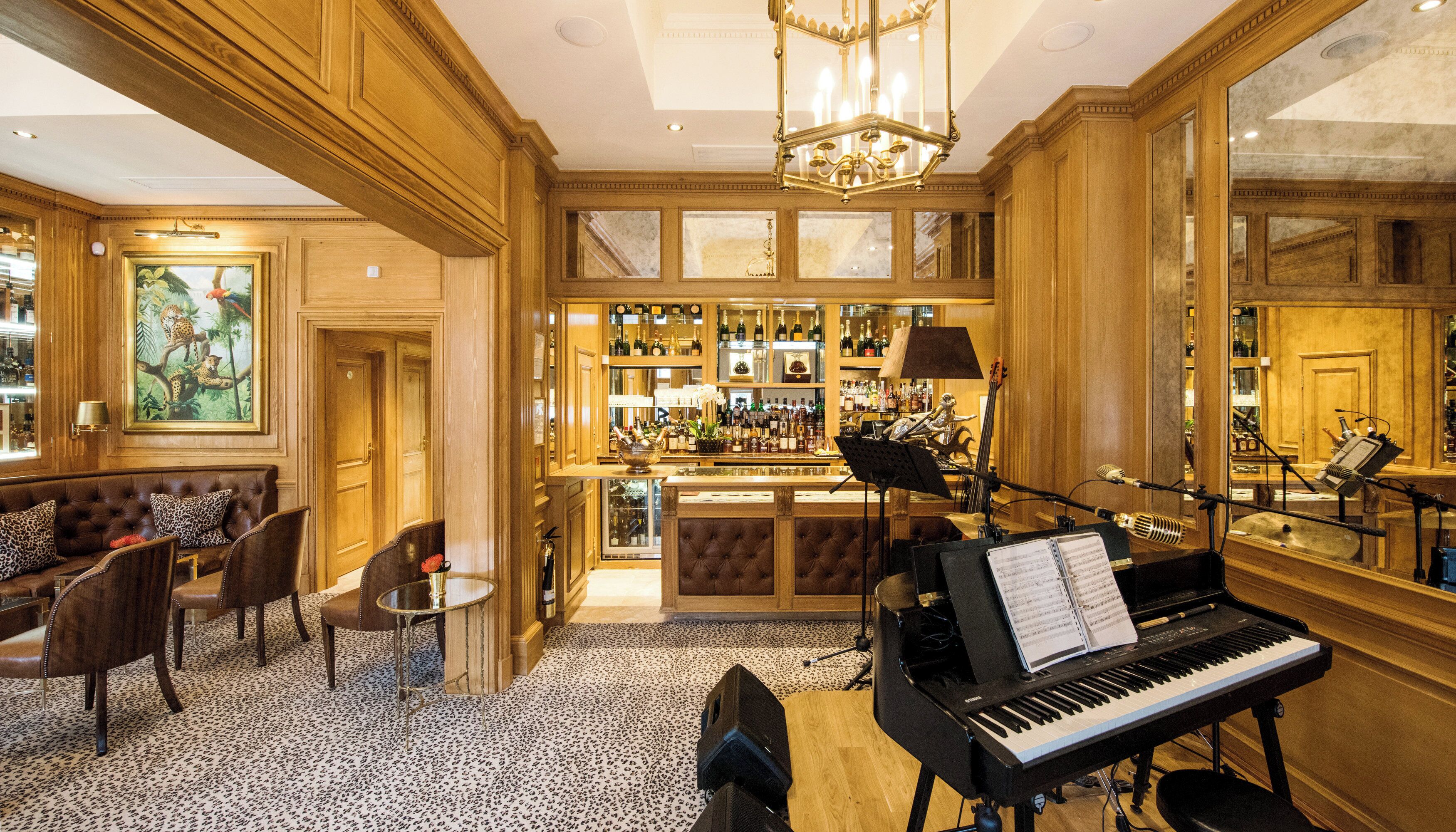 4 bares, bar de champagne, bar de cocktails