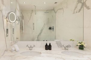 Executive Room, 1 King Bed | Bathroom | Combined shower/bathtub, designer toiletries, hair dryer, bathrobes