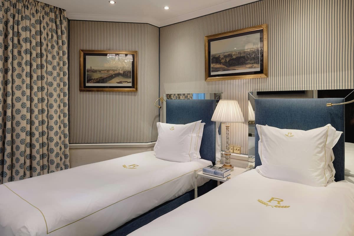 Superior-værelse med 2 enkeltsenge | Premium-sengetøj, dundyner, pengeskab på værelset, individuelt design