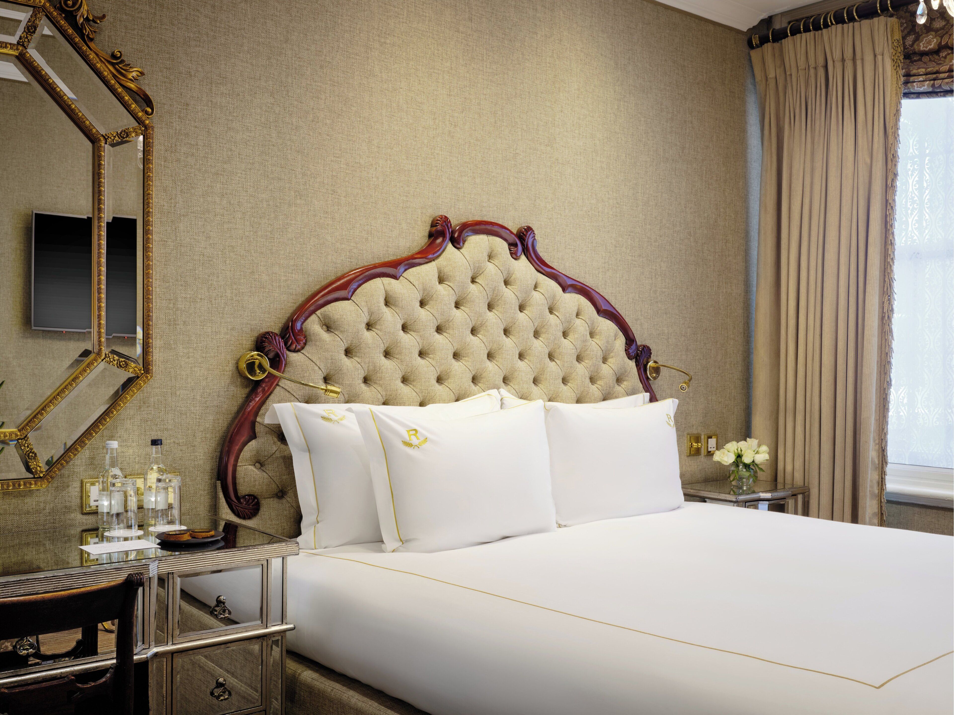 高级房, 1 张特大床 | 高档床上用品、羽绒被、客房内保险箱、特色装修