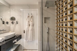Combined shower/tub, free toiletries, hair dryer, bathrobes - Washington Mayfair Hotel (London)