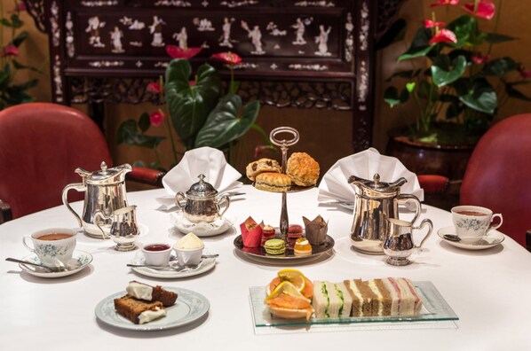 Breakfast, lunch and dinner served - Washington Mayfair Hotel (London)