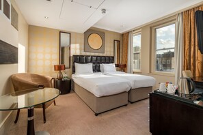 Chambre classique avec lits jumeaux | Coffre-fort pour ordinateur portable, bureau, lit de bébé (gratuit)