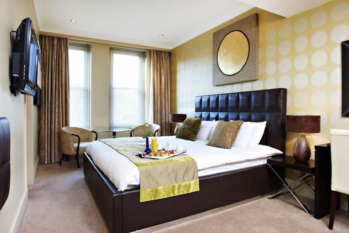 Superior Room, 1 King Bed | In-room safe, desk, free WiFi, bed sheets
