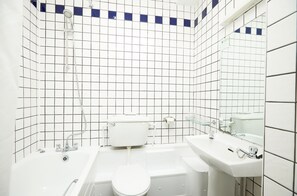 Family Room | Badezimmer | Duschwanne, kostenlose Toilettenartikel, Haartrockner, Handtücher