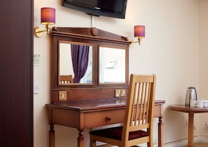Double Room | 1 bedroom, desk, iron/ironing board, free WiFi