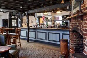 Bar (on property) - Bear Hotel Havant by Greene King Inns (Havant)
