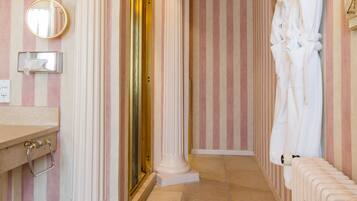 Suite | Bathroom amenities | Combined shower/bathtub, free toiletries, hair dryer, bathrobes