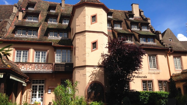 A historic building with multiple windows and a central tower. - Hostellerie de la Pommeraie by Popinns (Sélestat)