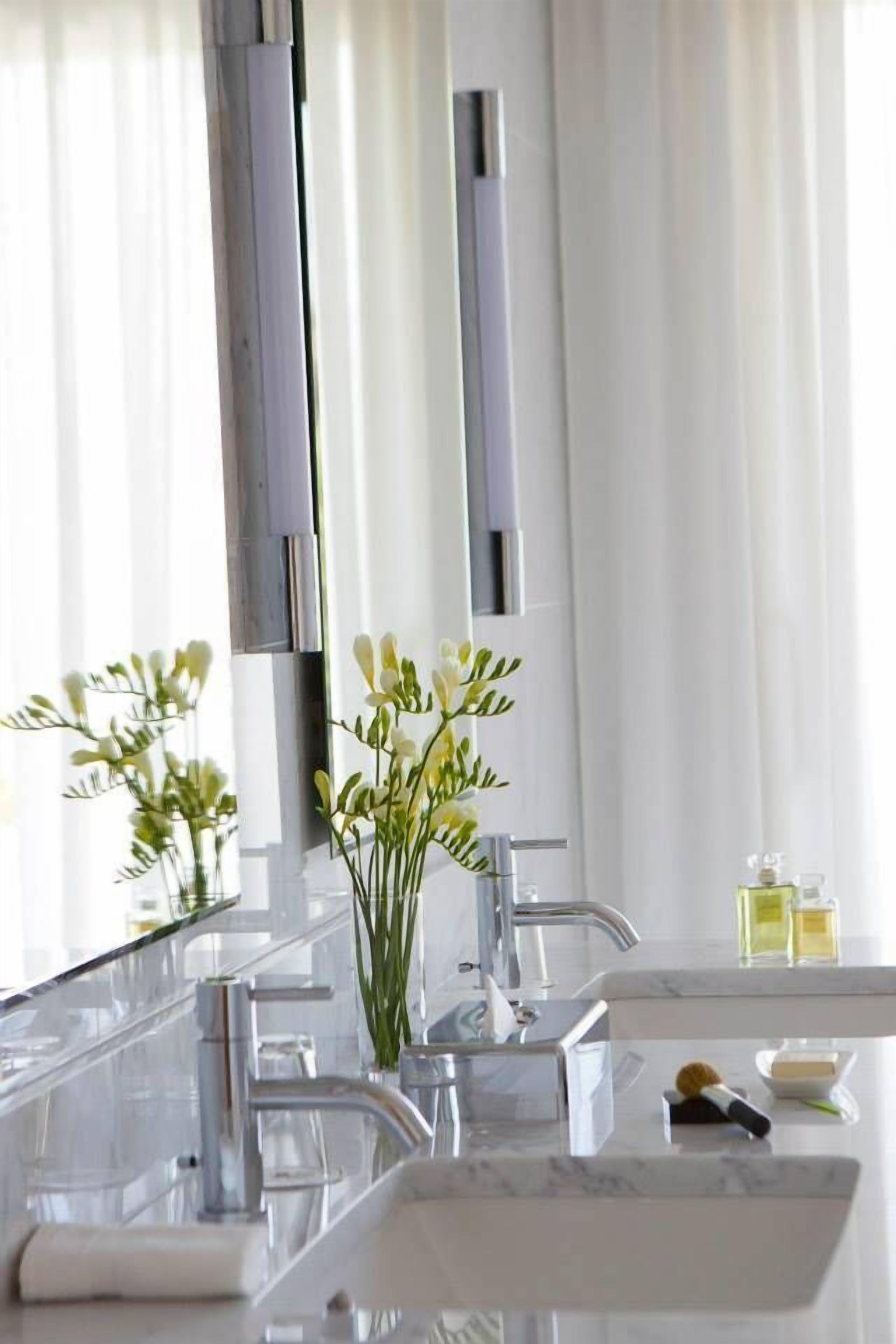 suite 2 chambres 1 salle de bain vue mer | bathroom | designer toiletries, hair dryer, bathrobes, slippers