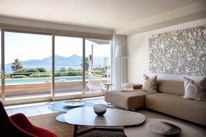 Apartment, 2 Schlafzimmer, eigener Pool, Meerblick | Wohnbereich | IPod-Dockingstation, Bücher