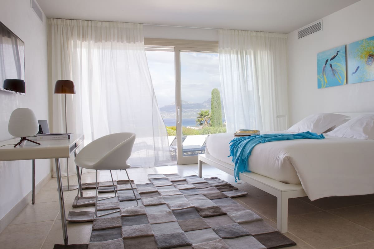 Premium bedding, in-room safe, blackout drapes, soundproofing