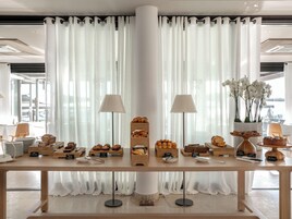 Café da manhã com buffet grátis todos os dias