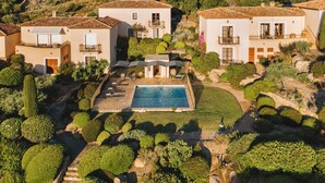 A hillside property with multiple buildings, a swimming pool, and well-maintained gardens. - La Villa Calvi (Calvi)