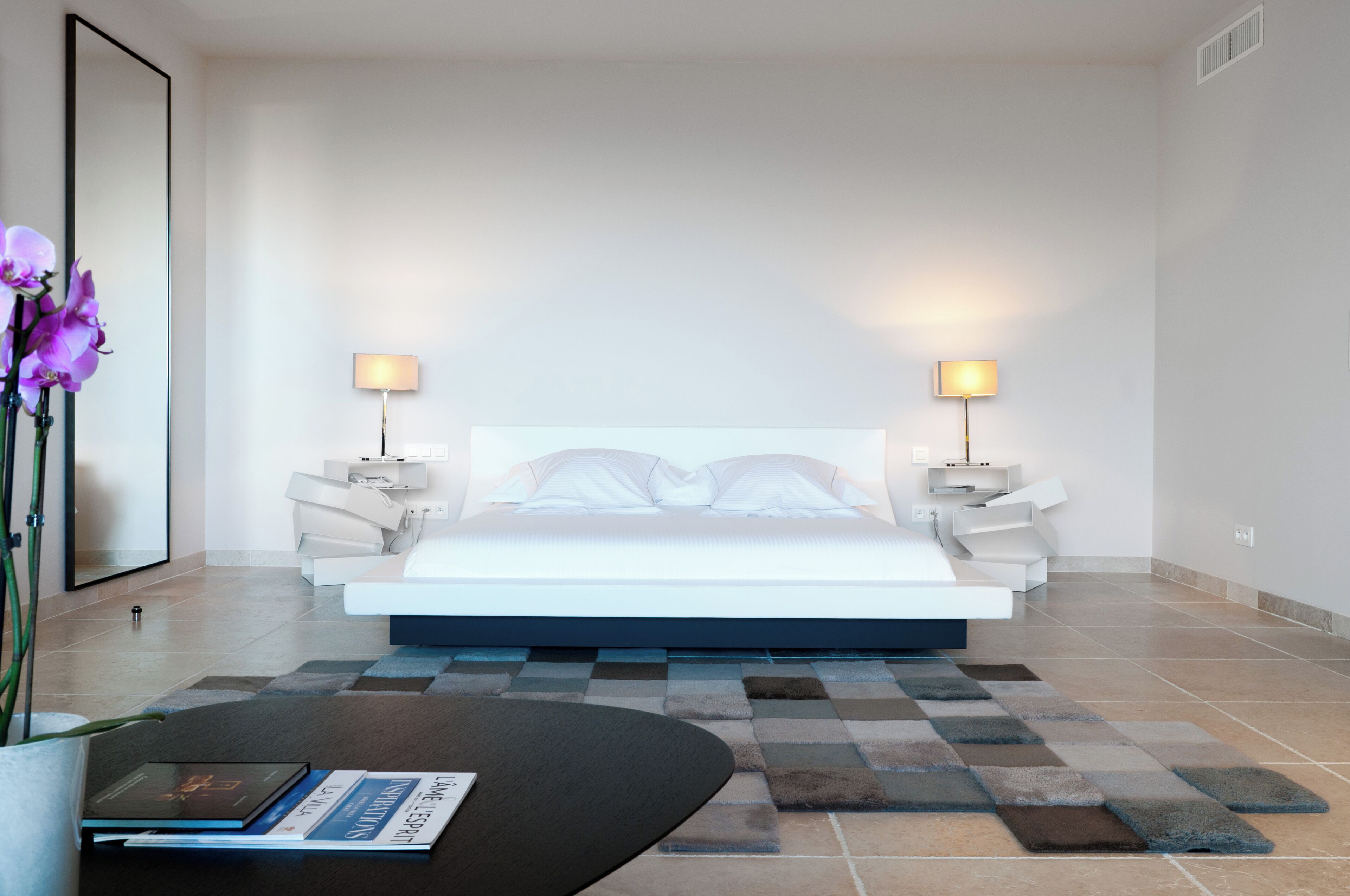 Ylelliset vuodevaatteet, tallelokero huoneessa, pimennysverhot