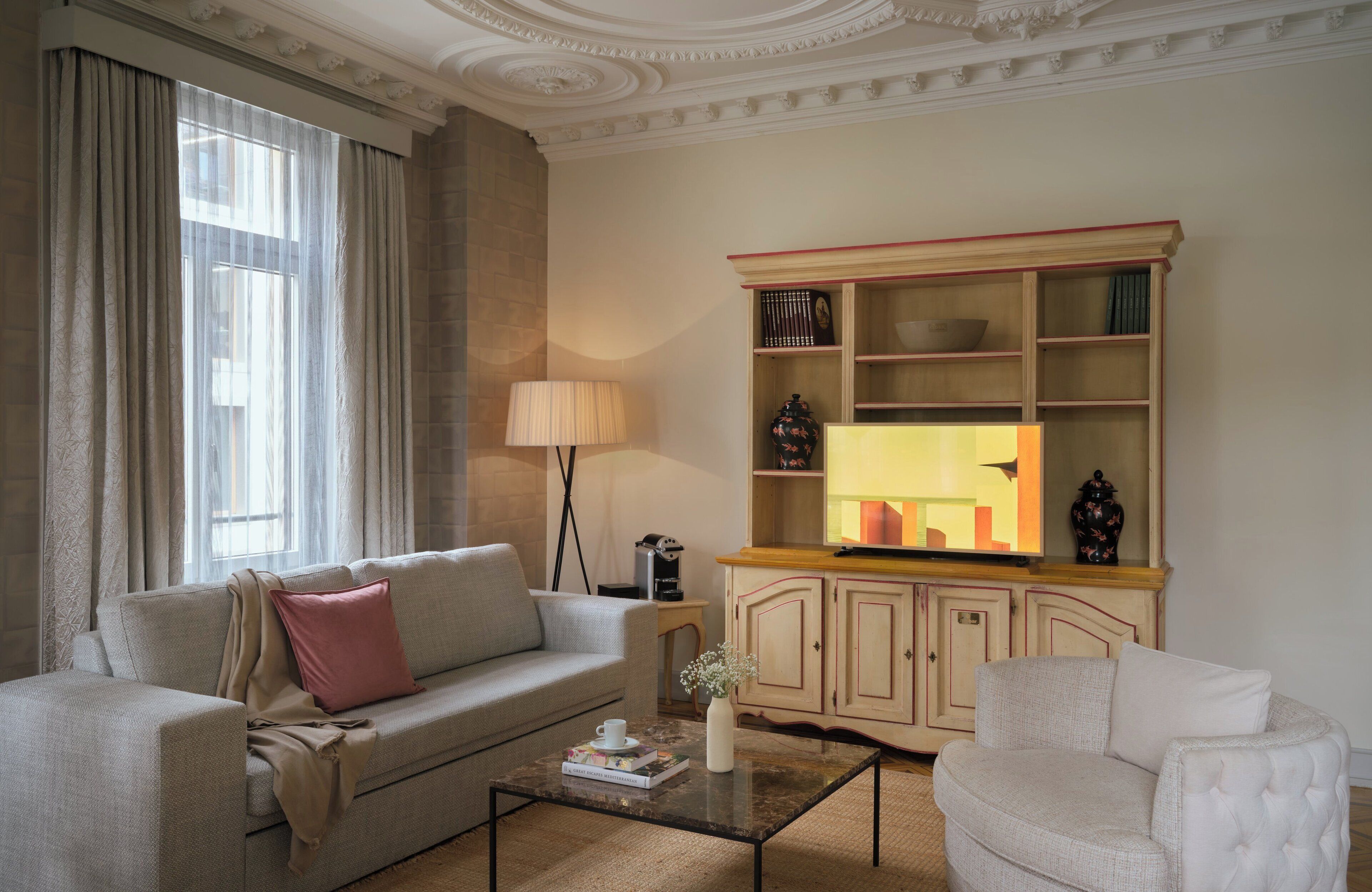 Grand Suite | Minibar, in-room safe, desk, blackout drapes