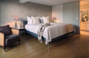 Minibar, in-room safe, individually furnished, desk - Hotel Alden Splügenschloss Zürich - Leonardo Limited Edition (Zürich)