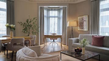 Grand-suite | Minibar, pengeskab på værelset, individuel indretning, skrivebord