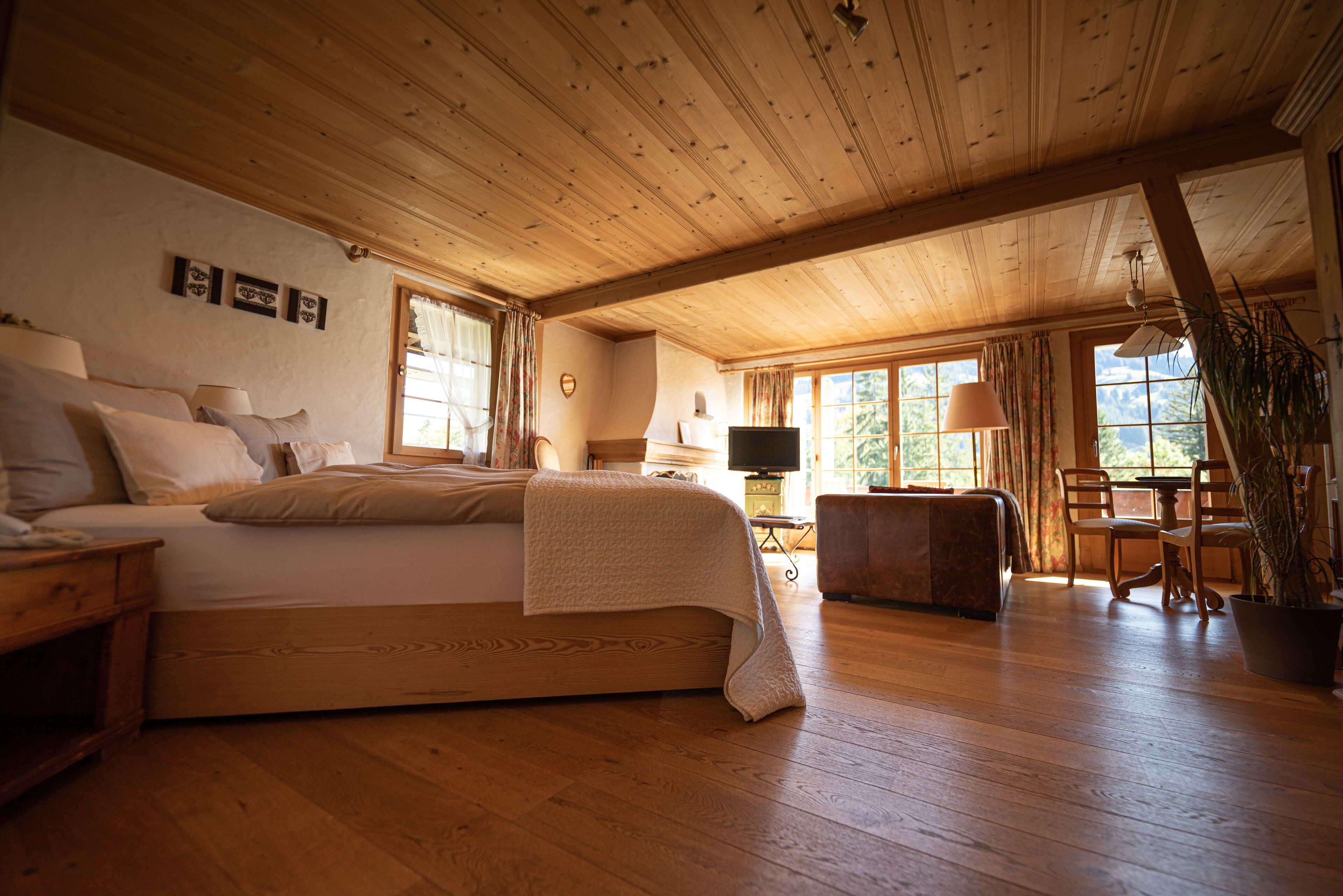 주니어 스위트 | 객실 내 금고, 각각 다른 스타일의 인테리어, 각각 다르게 가구 비치, 책상