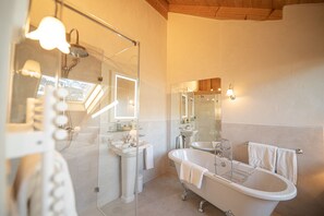 Romantisch appartement | Badkamer | Gratis toiletartikelen, een haardroger, badjassen, pantoffels