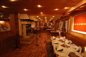 ディナーに営業 (モダン ヨーロッパ料理)