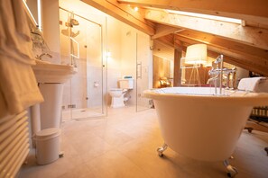 Chambre Double Confort | Salle de bain | Articles de toilette gratuits, sèche-cheveux, peignoirs, chaussons