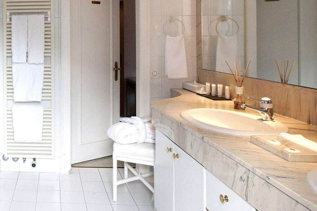 separate bathtub and shower, free toiletries, hair dryer, bathrobes