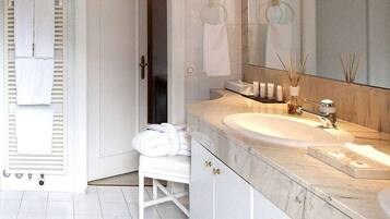 Une salle de bain moderne avec un grand lavabo, un miroir et un porte-serviettes.