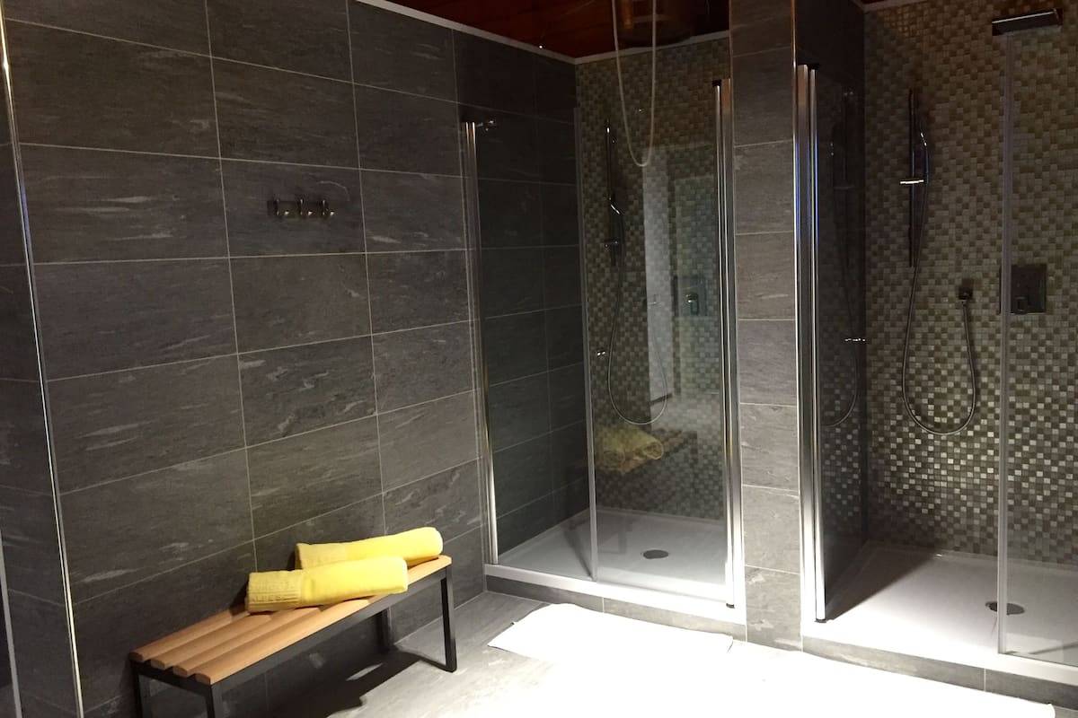 sauna, hot tub, steam room, hot springs/mineral springs