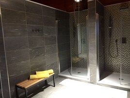 Un sauna, una bañera de hidromasaje, baño turco