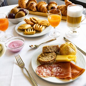 Free daily self-service breakfast