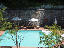 Outdoor pool, pool umbrellas, sun loungers