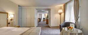 Suite, Balcony | Premium bedding, down comforters, in-room safe, desk