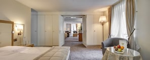 Suite, Balkon | Hochwertige Bettwaren, Daunenbettdecken, Zimmersafe, Schreibtisch