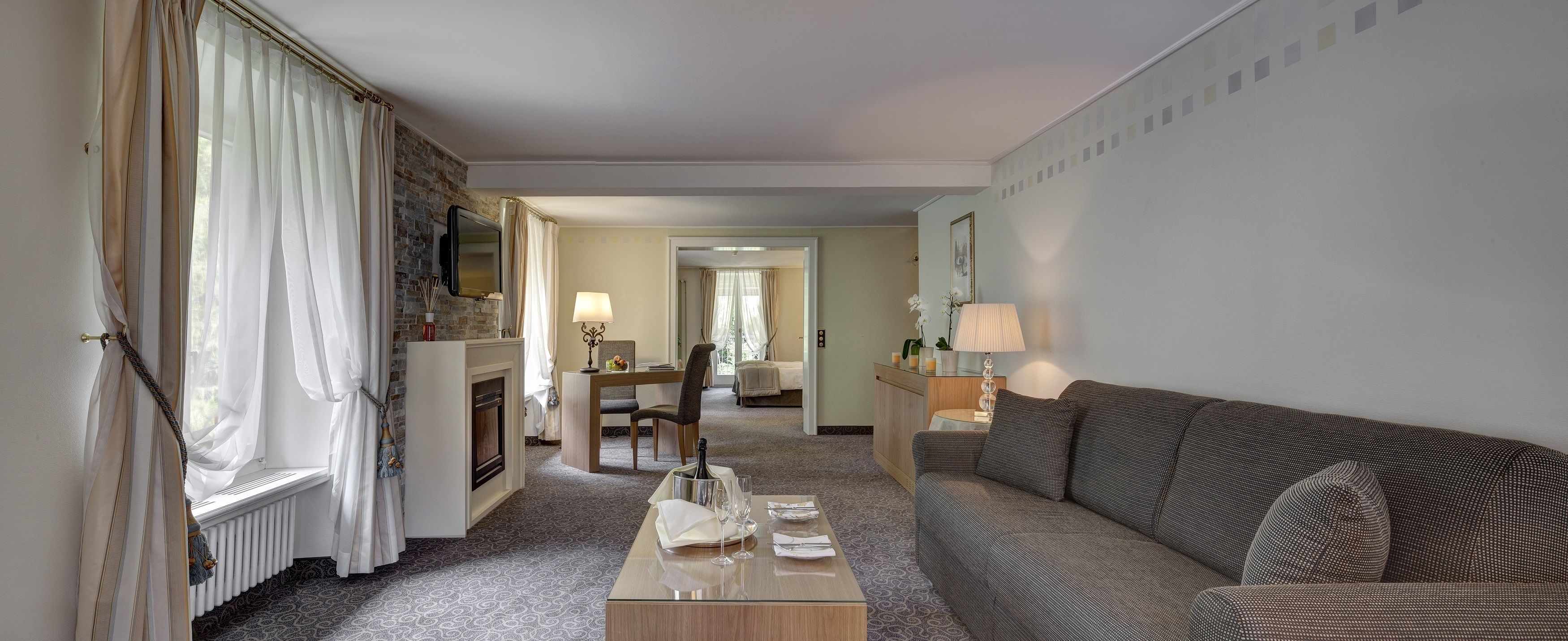 suite, balcony | living room | flat-screen tv