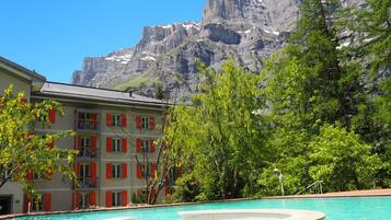 Udendørs pool, parasoller, liggestole