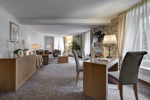 Suite, Balcony | Premium bedding, down comforters, in-room safe, desk