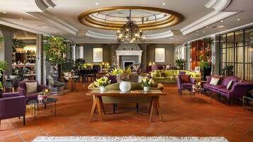 Lobby-lounge